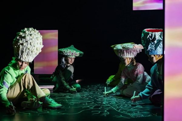 Дурненков и Перетрухина выпустили в Финляндии спектакль о «грибной цивилизации»