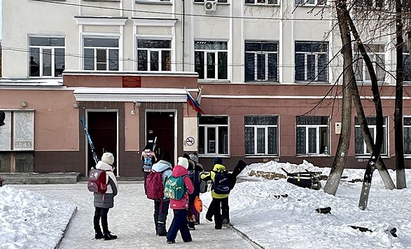 В Сургуте идет массовая эвакуация учеников из школ