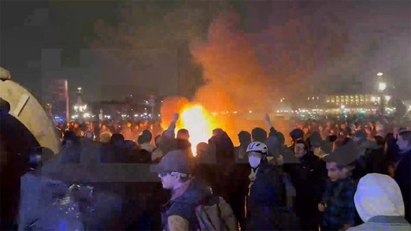 Во Франции протестующие сожгли изображения президента Макрона<br />
