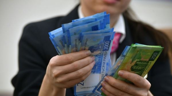 «Задача — обеспечить рост заработных плат»: в Госдуму внесли закон о повышении МРОТ до 19 242 рублей в 2024 году