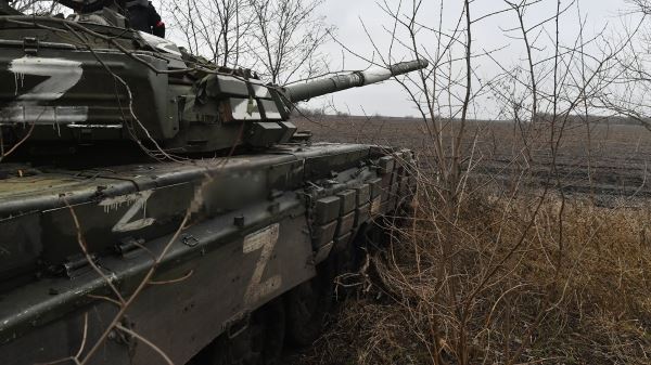 «Известия» показали кадры боевой работы экипажа танка Т-72 в зоне СВО<br />
